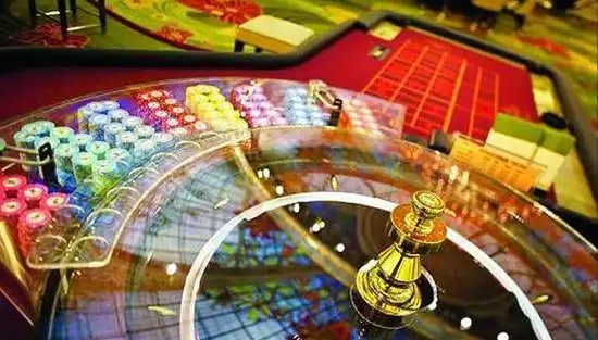 Tangan memegang kartu kasino selama sesi live casino interaktif
