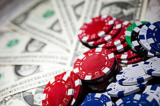 Dealer live casino adugaming berinteraksi di meja kasino profesional